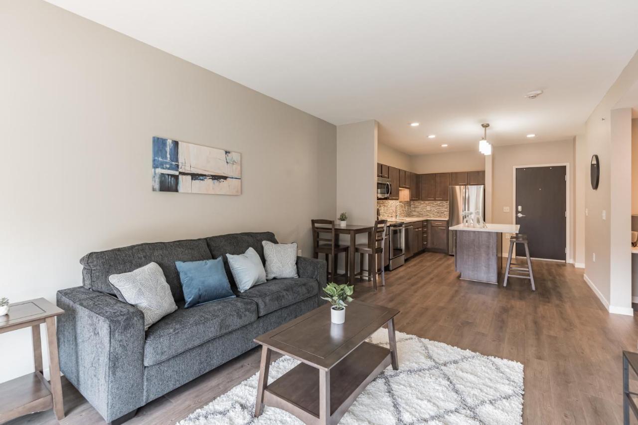 Frontdesk Confluence On 3Rd Apt Downtown Riverwalk Trails Дес Мойнс Стая снимка